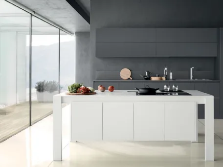 Cucina Design con isola in laccato opaco bianco e grigio scuro Cook Eat 04 di Pedini