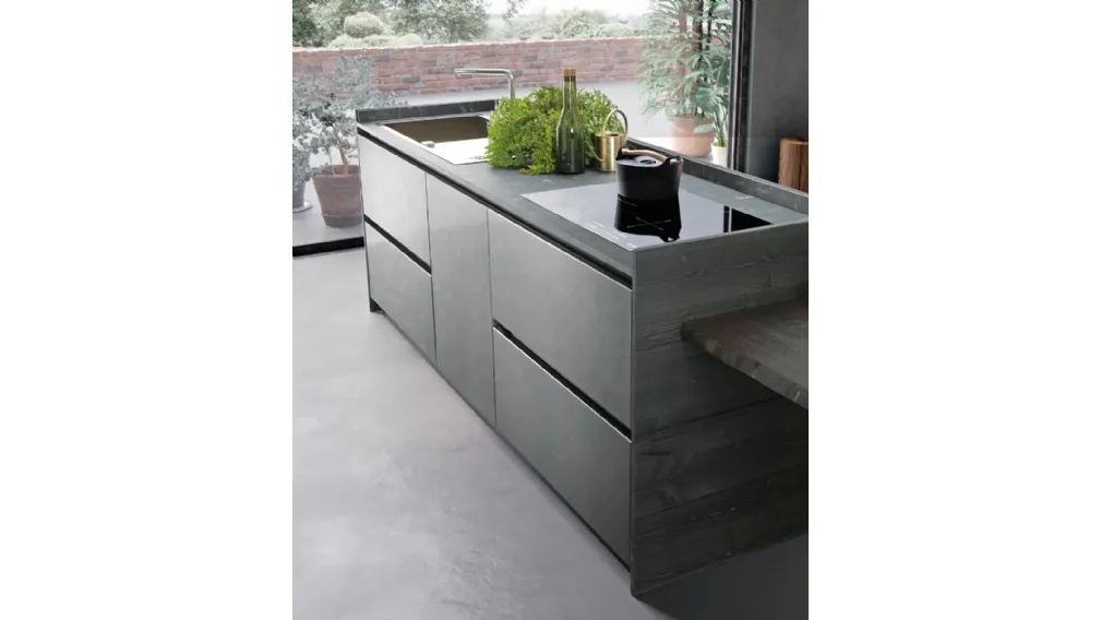 Cucina Moderna lineare in abete liquirizia spazzolato e laccato metal con top in hpl stratificato black rock Atelier Urban di Callesella