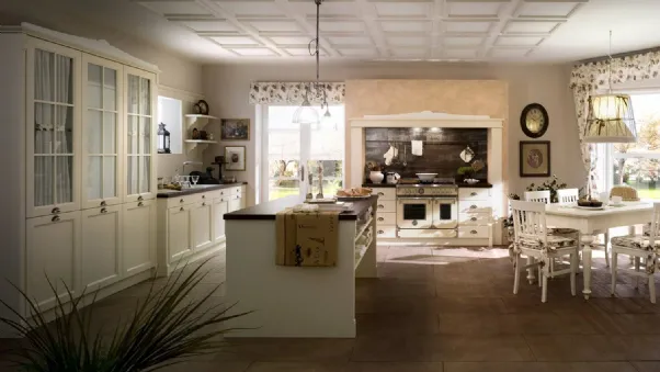 Cucina Shabby Chic con isola in legno laccato con pensili a vetrina Sweet Kitchen English Style di Callesella