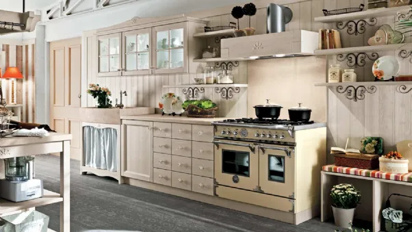 Cucina lineare Shabby Chic in legno con pensili a vetrina e base a giorno con lavello in marmo Everyday Canapa Talcato di Callesella