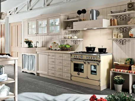 Cucina lineare Shabby Chic in legno con pensili a vetrina e base a giorno con lavello in marmo Everyday Canapa Talcato di Callesella