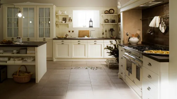 Cucina Shabby Chic lineare in legno laccato con pensili a vetrina Sweet Kitchen English Style di Callesella