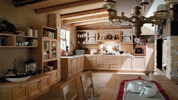 Cucina angolare su misura in legno con pensili in vetro Everyday Fieno Talcato di Callesella