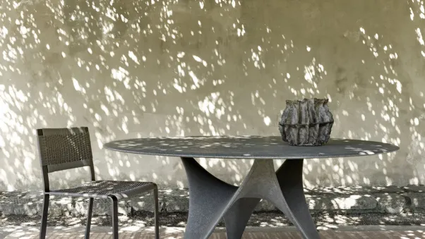 Tavolo rotondo di design Arc realizzato interamente in cemento di Molteni & C
