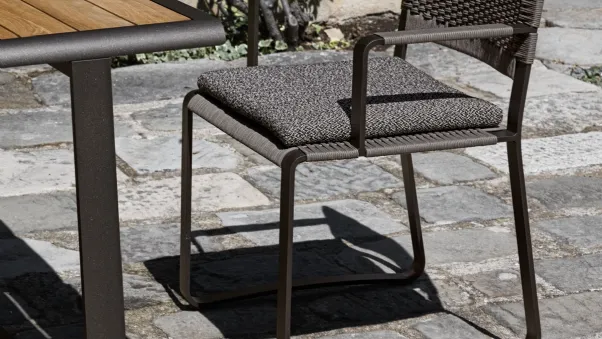 Sedia Green Point con struttura in metallo rivestita con corda in polipropilene di Molteni & C