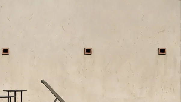 Lettino Guell in polipropilene intrecciato con base in metallo con ruote di Molteni & C