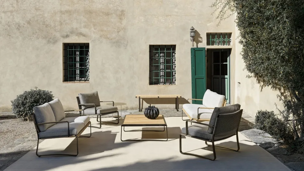 Divano lineare e poltroncina in tessuto imbottito con base in metallo Phoenix di Molteni & C