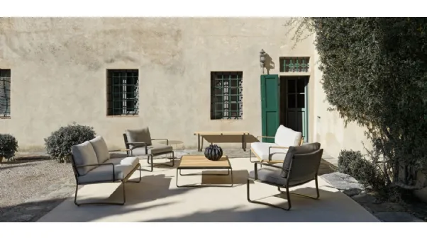 Divano lineare e poltroncina in tessuto imbottito con base in metallo Phoenix di Molteni & C