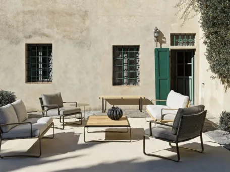 Divano lineare e poltroncina in tessuto imbottito con base in metallo Phoenix di Molteni & C