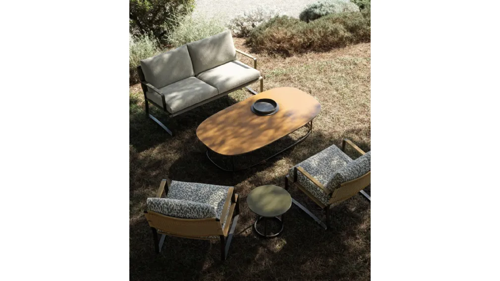 Tavolino ovale Regent con top in pietra lavica e base in metallo di Molteni & C