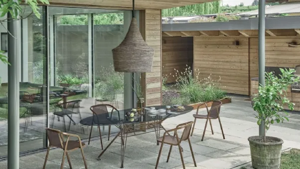 Tavolo da giardino Sander Outdoor in cristallo con struttura in acciaio laccato di Bontempi