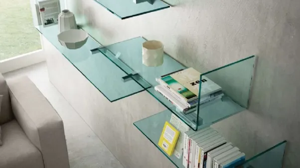 Libreria Rialto L formata da mensole componibili a piacere in vetro trasparente di Fiam